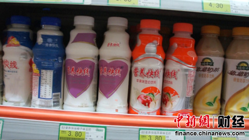 　　营养快线与“营养怏线”比邻而居。中新网秦辰摄