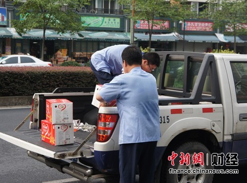 　　工商执法人员依法对山寨产品进行查扣。中新网 秦辰摄