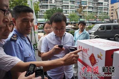 　　工商执法人员依法对山寨产品进行查扣。中新网 秦辰摄