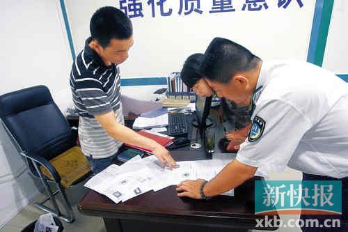 　　■8月30日，广州白云区钟落谭镇惠德医疗门诊部再次接受卫生监督部门的检查，当场查出部分无执业资格的医护人员。新快报记者曾泓/摄