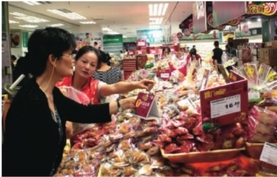　　距中秋还有一个月，月饼市场就已经活跃起来了。实习生 骆毅 摄