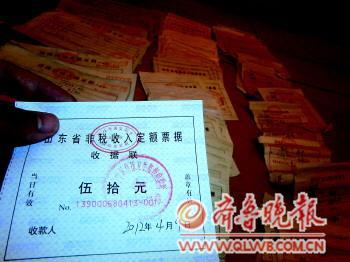 　　王先生手中的检疫证明和收据攒了不少。