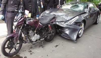 　　肇事的法拉利前挡风玻璃被撞碎。