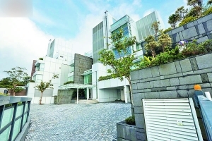 　　山顶天比高物业