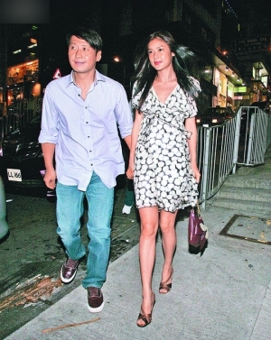 　　默认黎明(圆图)送游艇作生日礼物的乐基儿，日前在出席活动时心情大好。