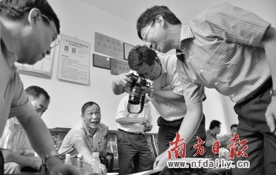 　　专家们在佛山市南海区丹灶镇石联社区居委会调研农村改革。