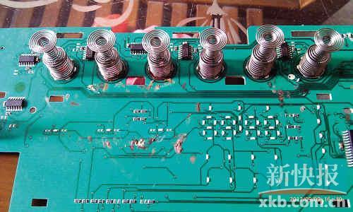 　　■钟小姐的洗衣机电路板上有不明物质，维修员称是蟑螂屎。(受访者供图)