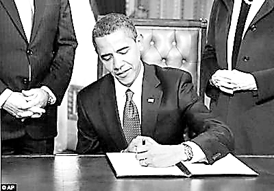 　　▲ 奥巴马第一次签署总统令时，戴的是下属送给他的廉价手表。