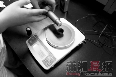 　　提取做实验用的某品牌“燃油宝”称重，跟相应的汽油混合在一起。