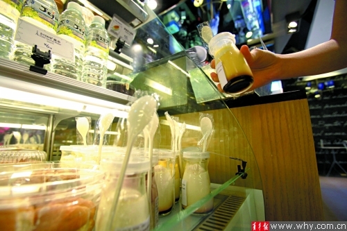 　　小小的布丁究竟算果冻还是糕点，国标没说清楚。本报记者 丁嘉 摄