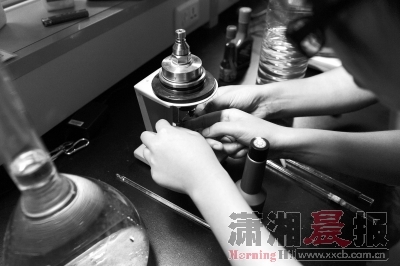 　　加入一根引燃的铁丝。