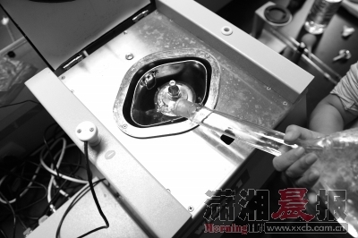 　　将实验样本放入仪器准备实验。