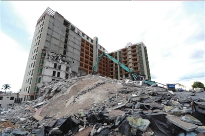 　　<b>三亚市正在拆除的违建。新华社发</b>
