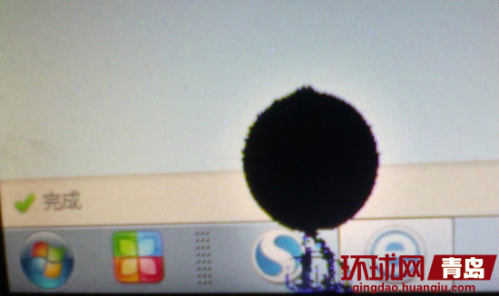 联想电脑屏幕上指甲盖大小的黑点