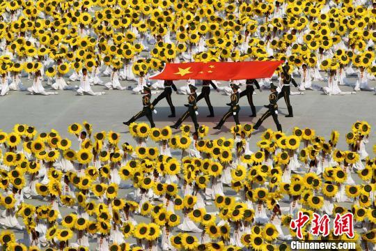 　　9月16日下午，第七届全国农运会在河南南阳市开幕。图为国旗入场式，五星红旗从田野里飘来。中新社发 王中举 摄