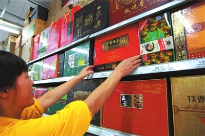 　　<b>消费者在朝阳区某超市选购茶叶礼品。</b>