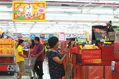 　　<b>一位消费者在超市选购葡萄酒。</b>