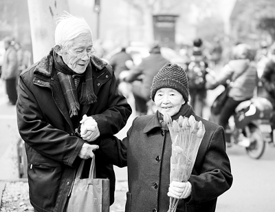 　　携手走过金婚的朱谱强、谢松年夫妇。 CFP