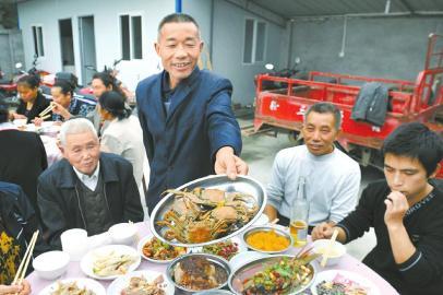 养殖场捕蟹尝鲜