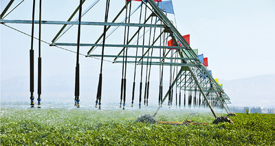 　　宁夏固原节水灌溉大型喷灌机。