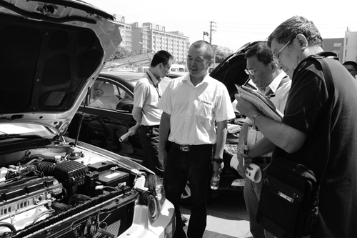 专家正在为样车打分