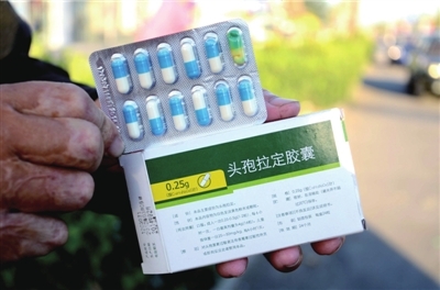 　　<b>药板中一粒与其他不同。本报实习记者赵思衡摄</b>