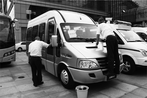  供应商给样车做最后的“美容”