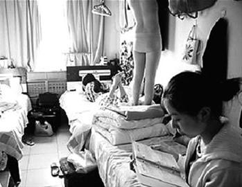 　　王淋的作品之一。空姐宿舍的凌乱及更衣的裸露“曝光”后，引发同事的不满