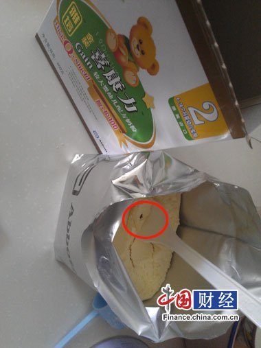 雅培喜康力二段奶粉中一个类似于米粒大小的棕色的异物