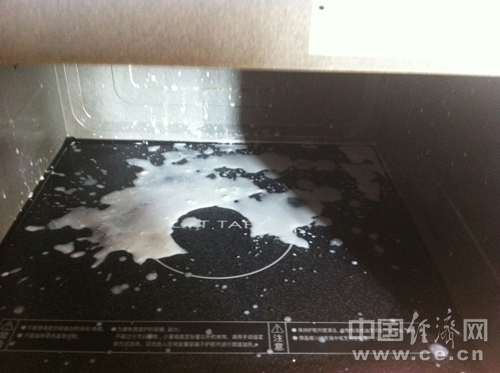 　　剩余半盒牛奶加热不到50秒爆炸