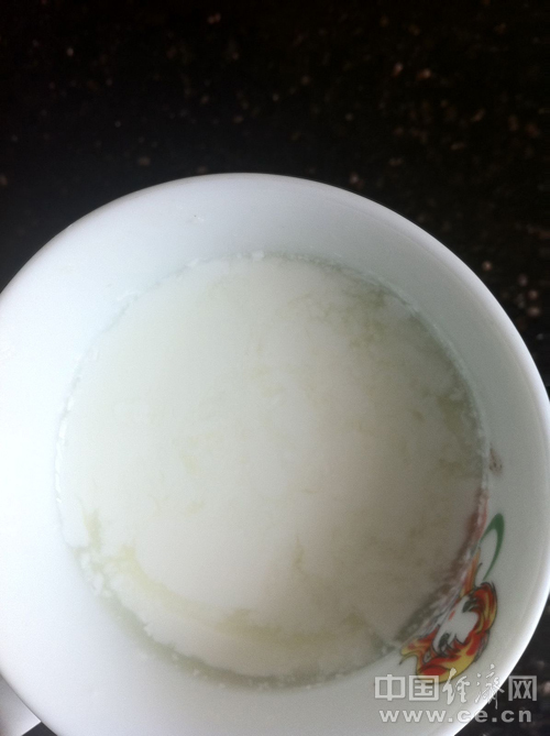 　　加热呈现豆腐花状的光明致优牛奶