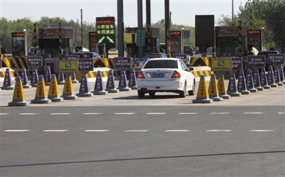 　　收费主站入口设免费专用通道