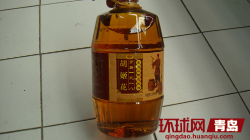 李女士收到的胡姬花塑料桶装花生油