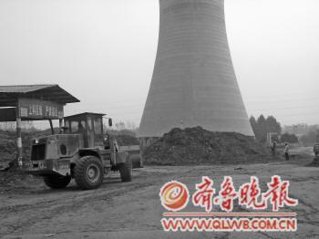 　　在国能单县生物发电有限公司，工作人员正在上料。　本报记者 李贺 摄