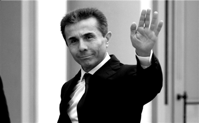 10月9日，格鲁吉亚首都第比利斯，伊万尼什维利向群众招手致意。图/东方IC 