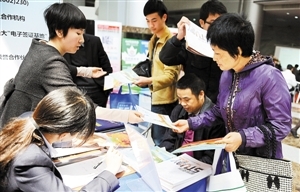 　　留学咨询会上家长忙着索要资料。 本版图片均由深圳晚报记者 汪阳 摄