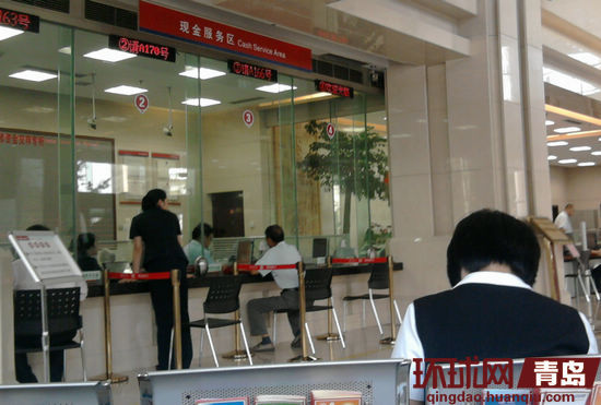 一家银行内正在办理业务的窗口