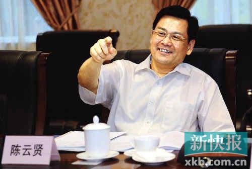 　　■陈云贤在广外听取工作汇报。新快报记者夏世焱/摄