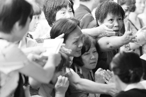 　　咨询现场市民争要宣传材料。