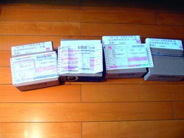 　　□记者给4个快件都贴上了“微笑纸条”