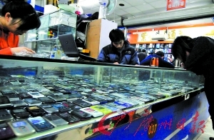 　　某手机卖场的交易现场。CFP供图