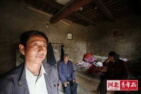 ■说起苗卫芳(左一)研究生毕业却失业，母亲泪流满面，父亲满面愁容