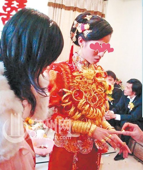 网传的“黄金新娘”照片，泉州也有不少“黄金新娘”。（王尚）