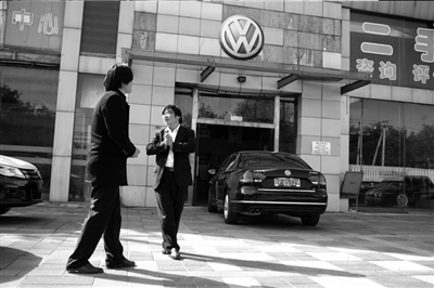 　　<b>帕萨特堵住了店门。本报记者朱嘉磊摄</b>