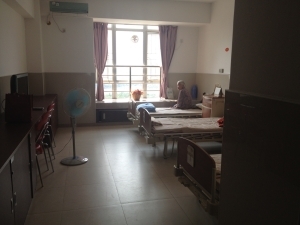 　　入住养老院是不少老人的养老选择。