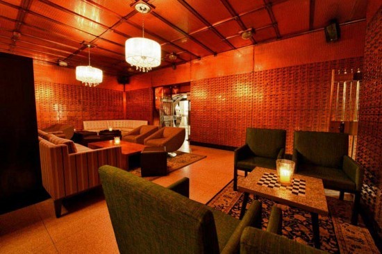 　　暖色调的灯光柔和地衬托着金库看似生硬的外表，别有一番韵味。