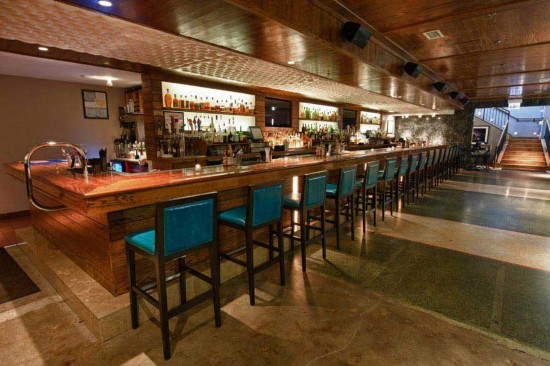 　　长长的酒水吧台，白天顾客盈门，每到夜场，也自然冷清不了。