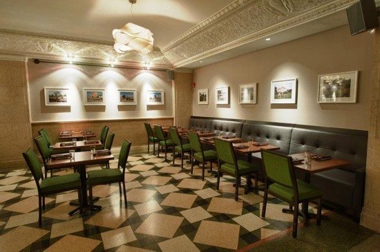 　　宽敞的餐厅，就连细节的设计都别有格调。