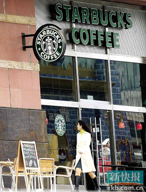 　　星巴克在美是平民饮料，在中国拉高定价成中高端饮品