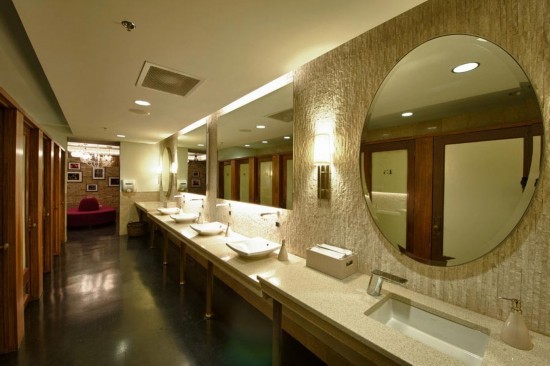 　　豪华又多金的洗手间，仿佛置身皇宫酒店一般。